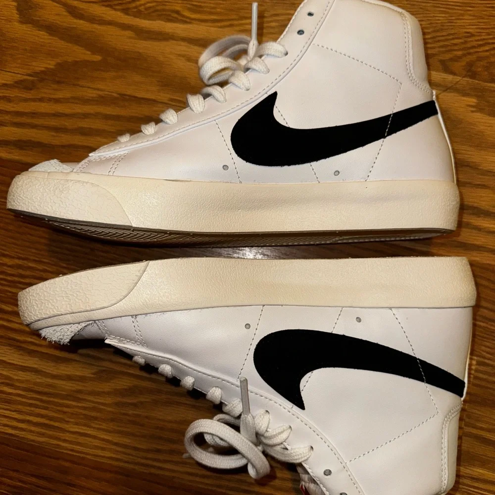 Nike Women’s Blazer mid 77